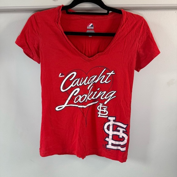 Majestic STL Cardinal Baseball Women's Red Caught Looking Tee V Neck - Picture 1 of 9